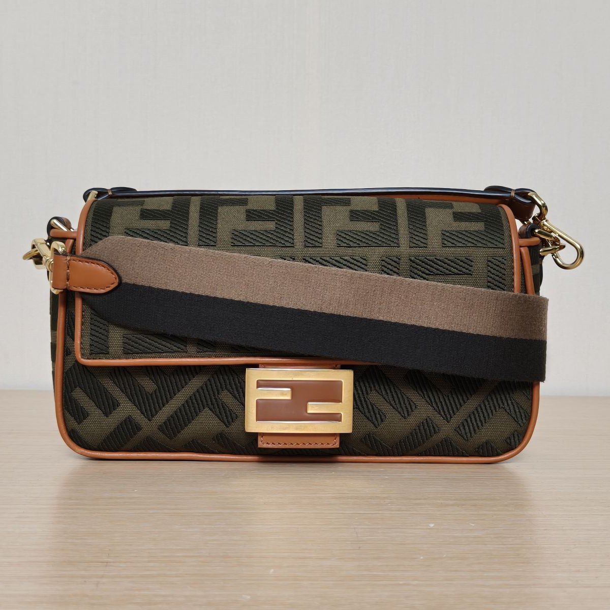 *FENDI Baguette bag Medium Size-Hana Vintage