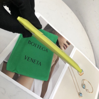 Bottega Veneta Card Case in Kiwi