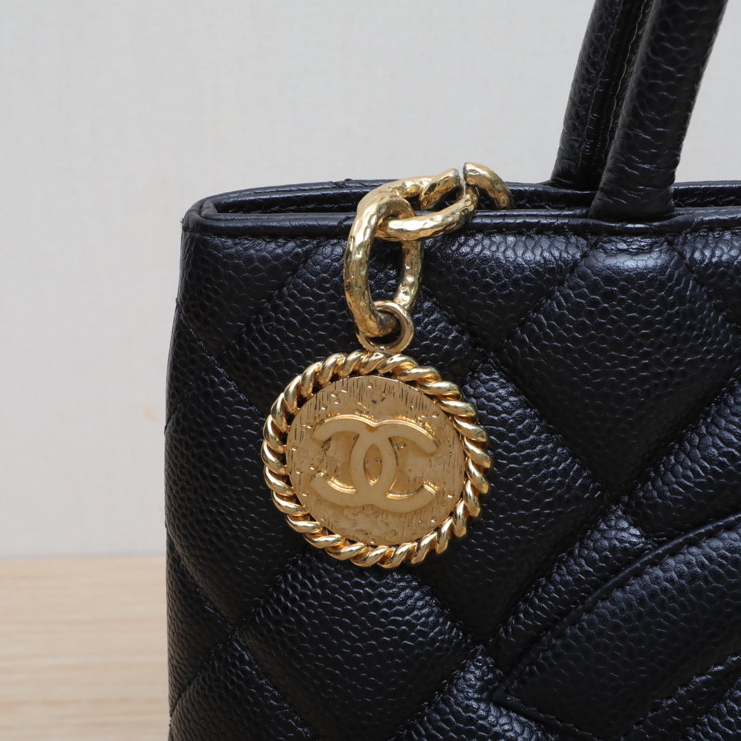 *CHANEL Vintage Black Gold Calfskin Hilton Coin Purse-Hana Vintage
