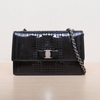 *Salvatore Ferragamo Black Patent liver Hardware Bow Chain Crossbody Bag-Hana Vintage