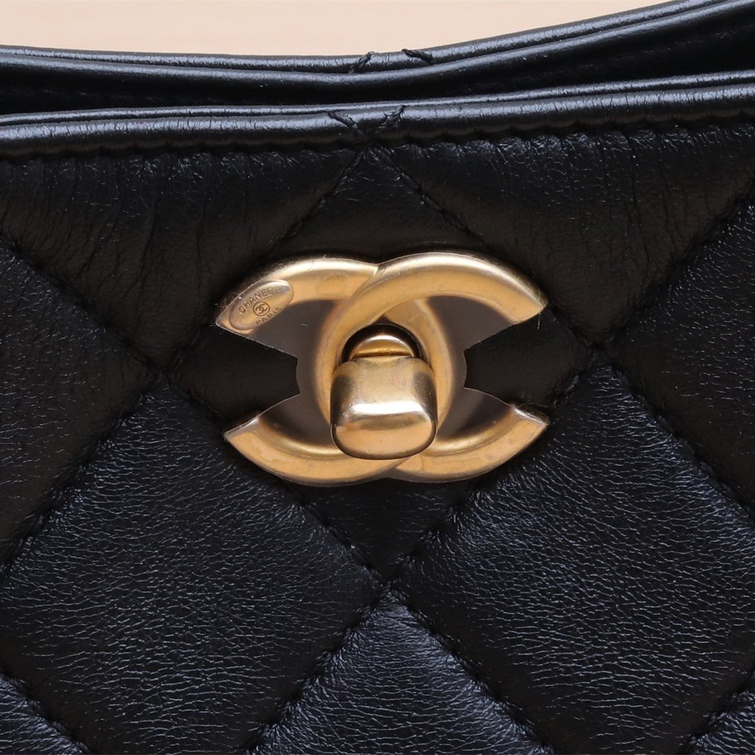 *CHANEL 22 Spring/Summer Checkerboard Pattern Gold Hardware Letter Logo Leather-Threaded Chain Gabrielle Hobo Bag, Small Size-Hana Vintage