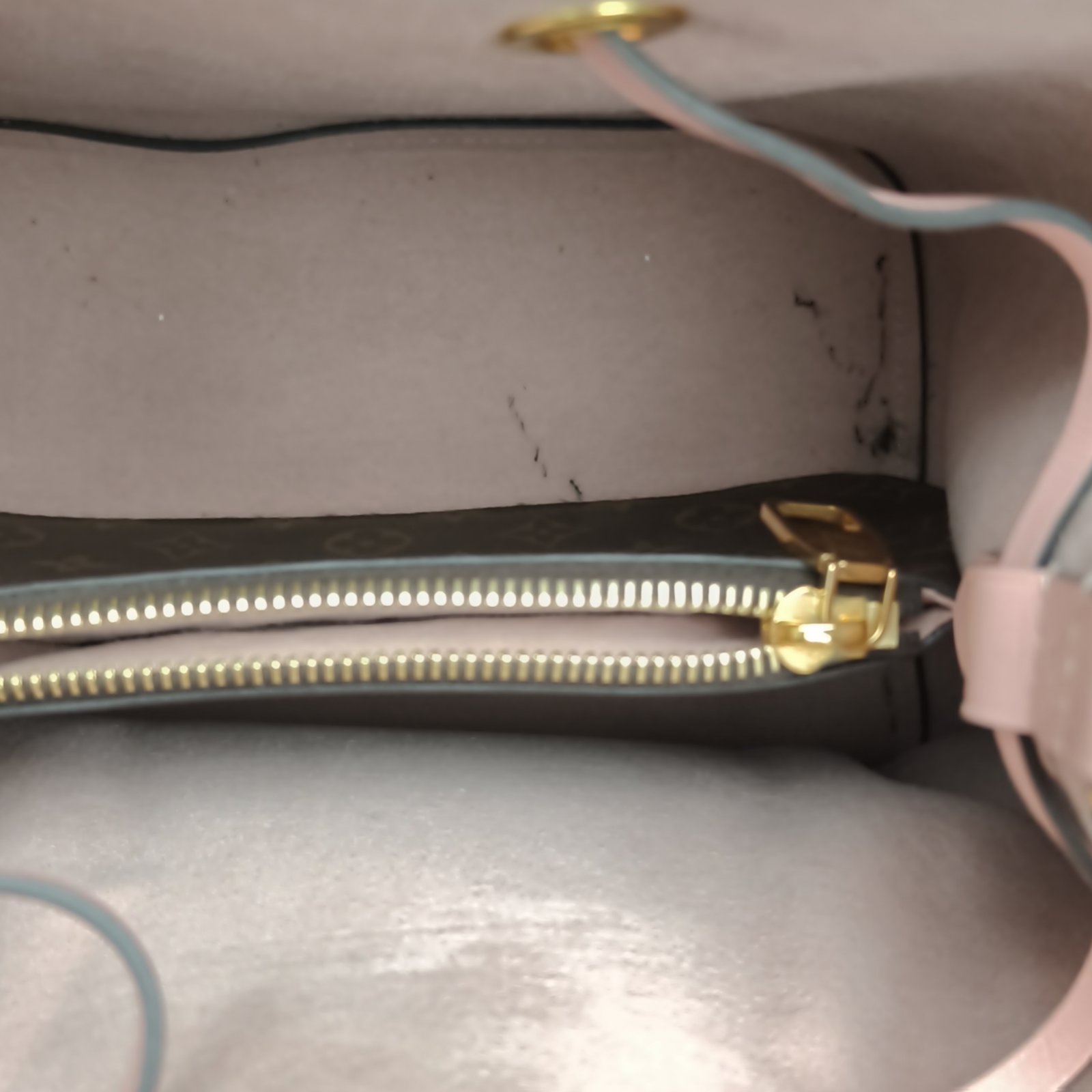 *LOUIS VUITTON NÉONOÉ Bucket Bag Medium 26 with Pink Interior