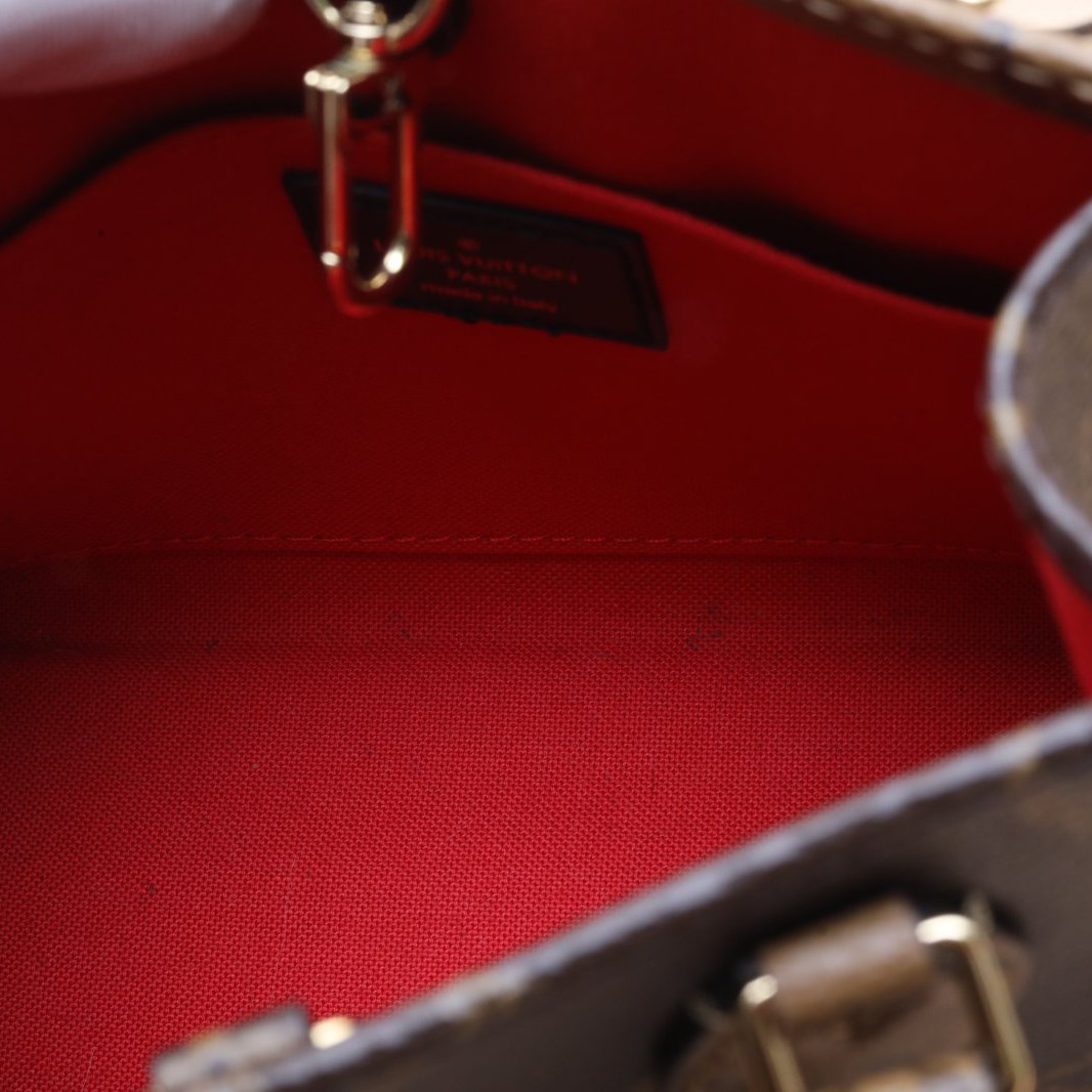 LOUIS VUITTON Onthego BB 18