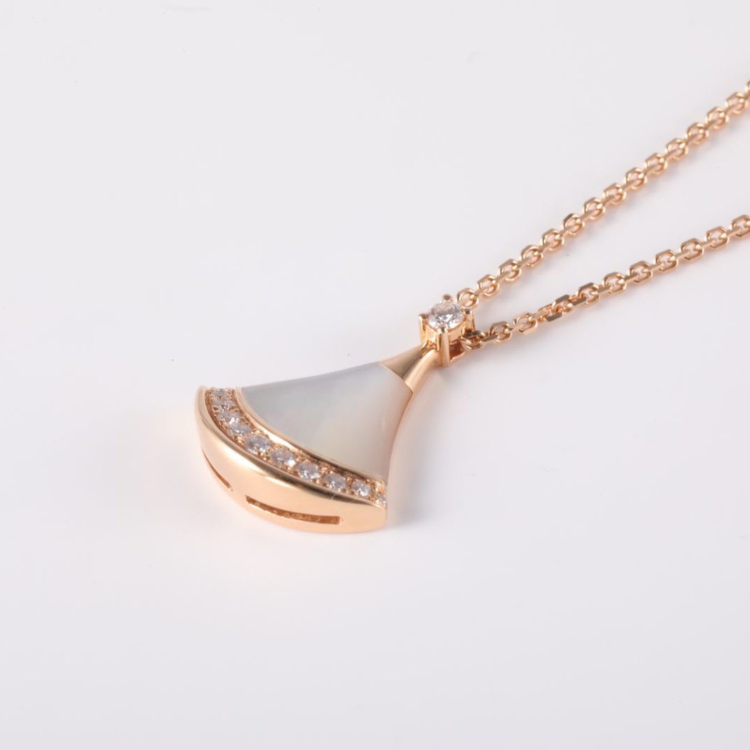 BVLGARI DIVAS DREAM Diamond Studded 18K Gold Necklace 18K Rose Gold,Diamond,Mother of Pearl-Hana Vintage