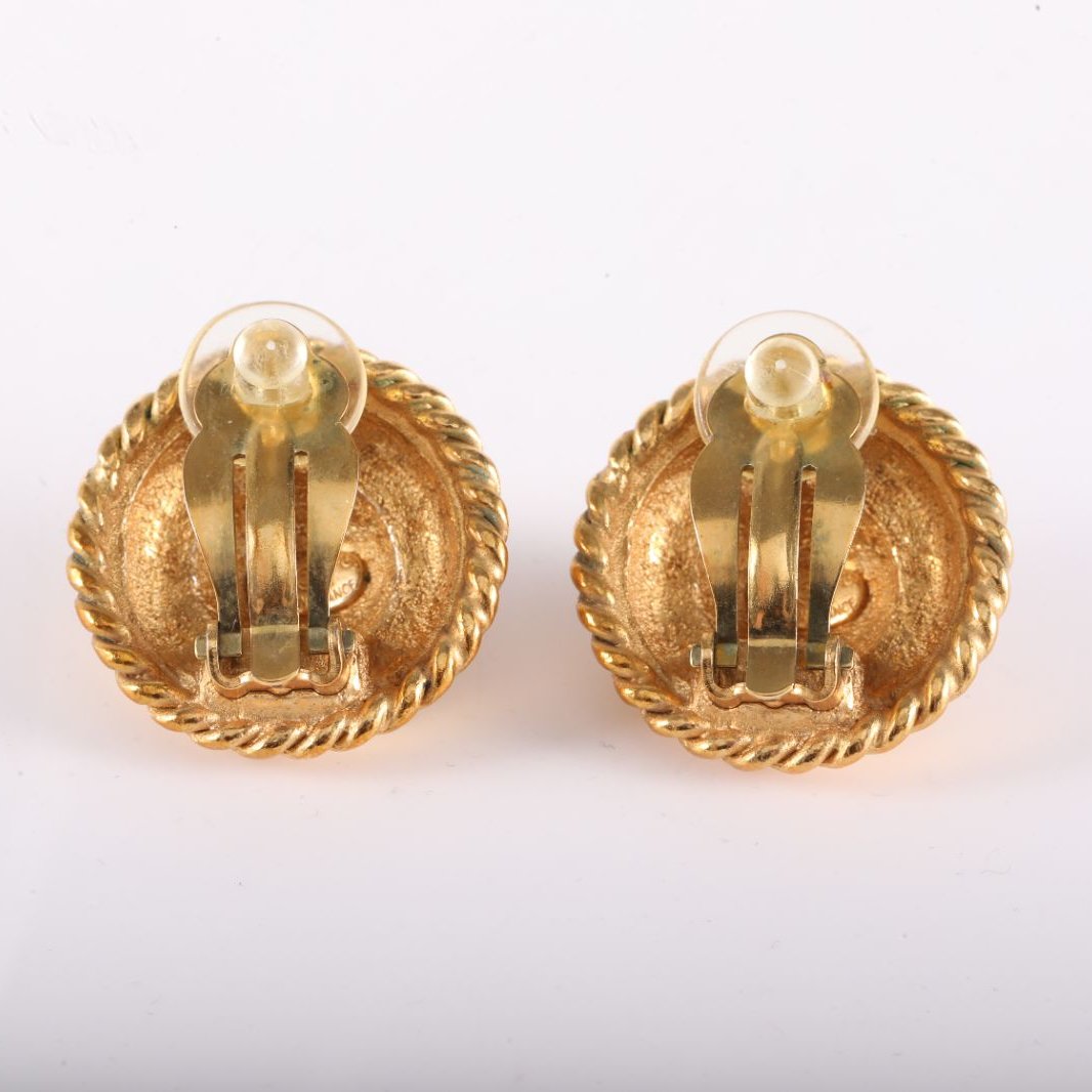CHANEL Vintage 95A Round Double C logo Ear Clips Alloy-Hana Vintage