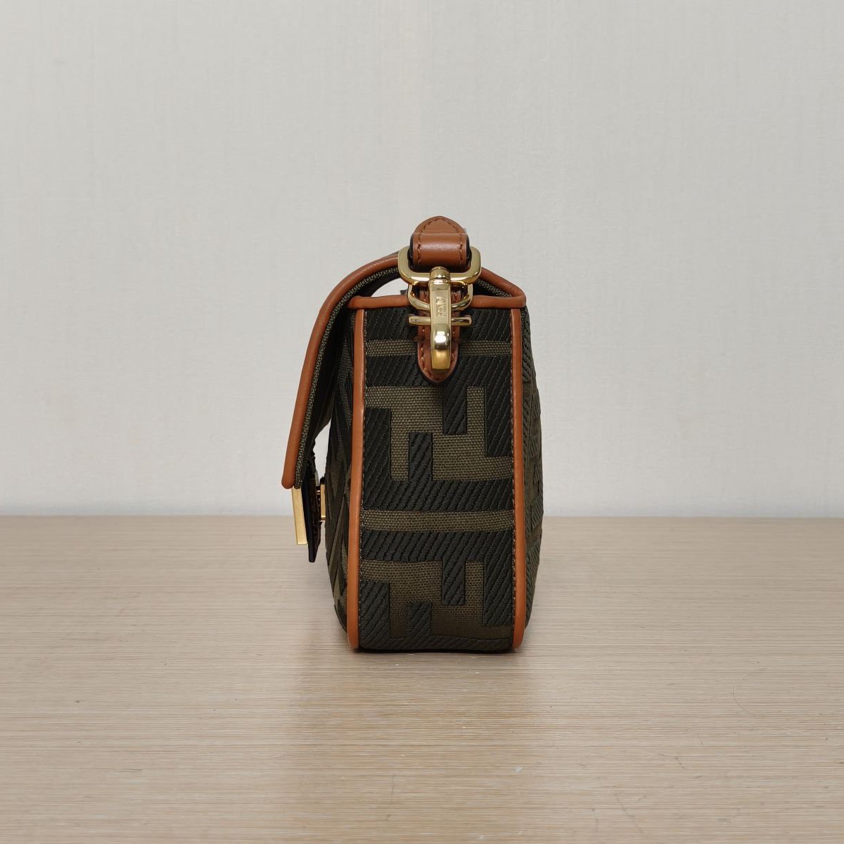 *FENDI Baguette bag Medium Size-Hana Vintage