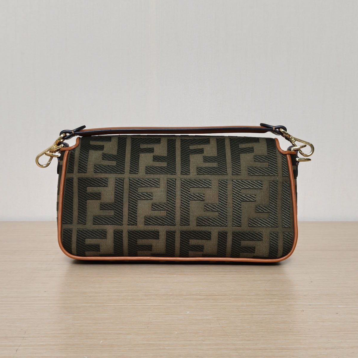 *FENDI Baguette bag Medium Size-Hana Vintage