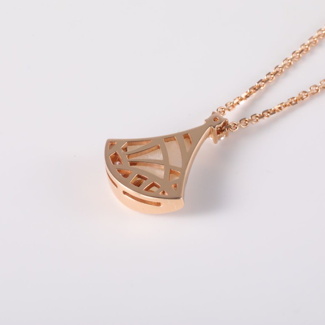 BVLGARI DIVAS DREAM Diamond Studded 18K Gold Necklace 18K Rose Gold,Diamond,Mother of Pearl-Hana Vintage
