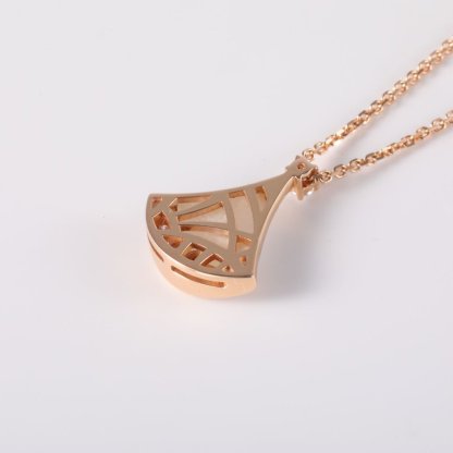 BVLGARI DIVAS DREAM Diamond Studded 18K Gold Necklace 18K Rose Gold,Diamond,Mother of Pearl-Hana Vintage