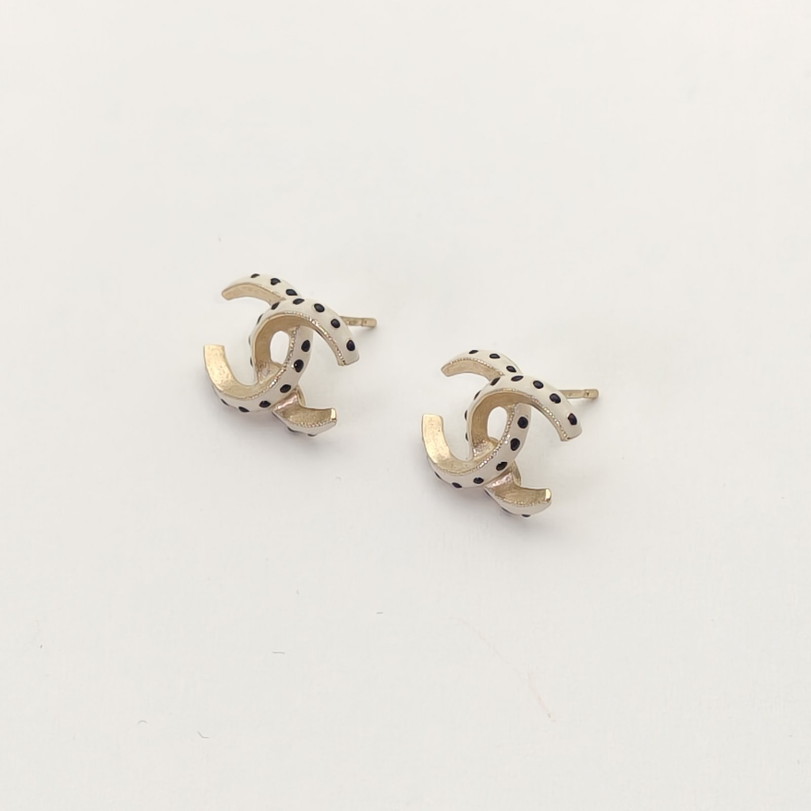 CHANEL 16C Spiral Earrings Alloy-Hana Vintage
