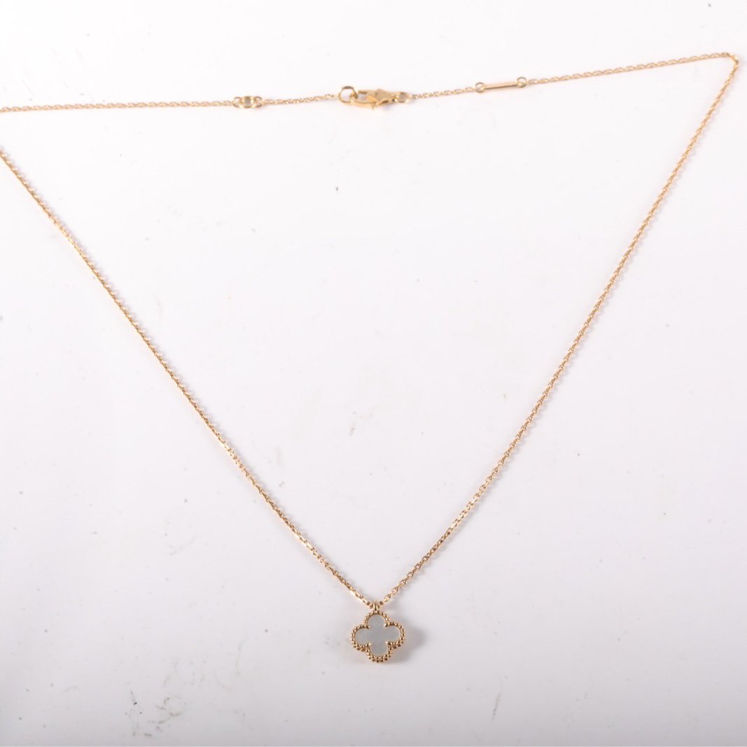 VAN CLEEF&ARPELS Sweet Alhambra Small Single Flower Necklace New Clasp 18K Gold,Mother of Pearl-Hana Vintage