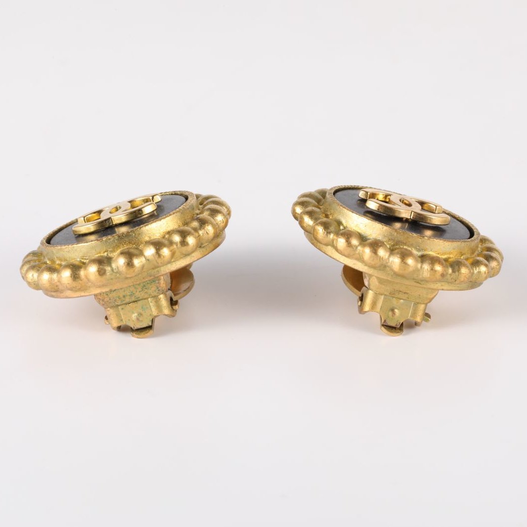 CHANEL 95P Double C LOGO Round Earrings Clip-ons Alloy-Hana Vintage