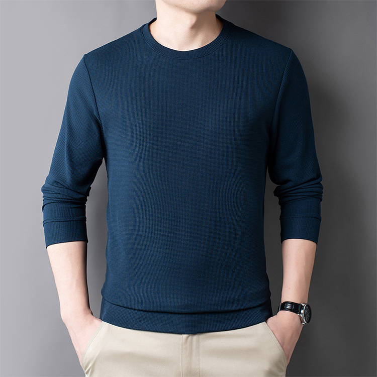 เสื้อปกคอกลมสีทึบที่ผู้ชายต้องมีสำหรับฤดูใบไม้ร่วง