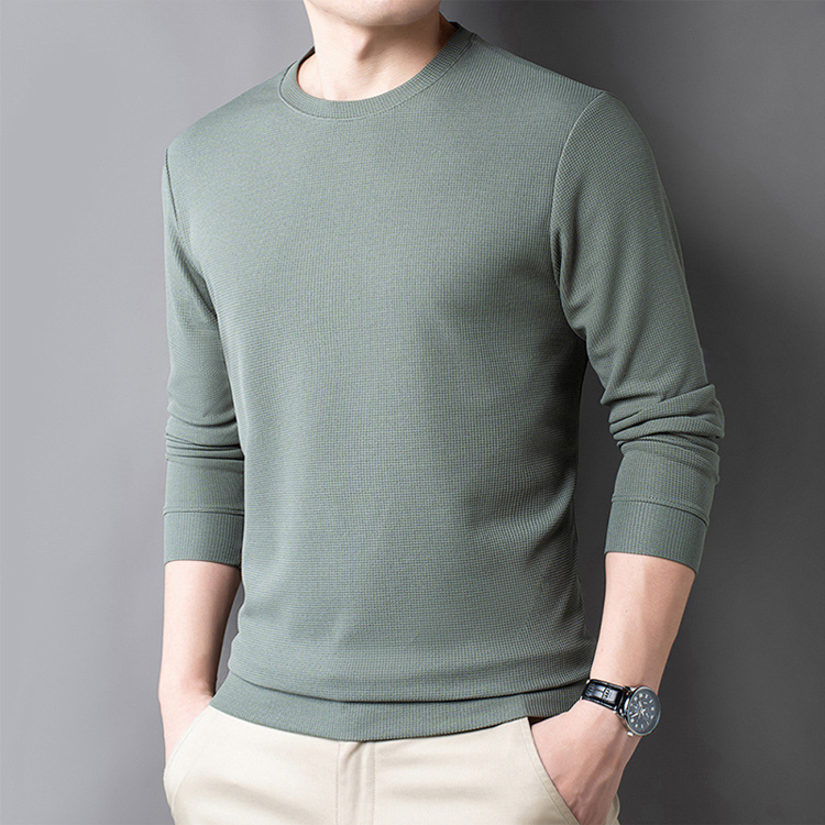 เสื้อปกคอกลมสีทึบที่ผู้ชายต้องมีสำหรับฤดูใบไม้ร่วง