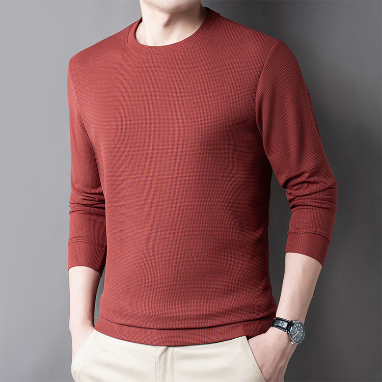 เสื้อปกคอกลมสีทึบที่ผู้ชายต้องมีสำหรับฤดูใบไม้ร่วง