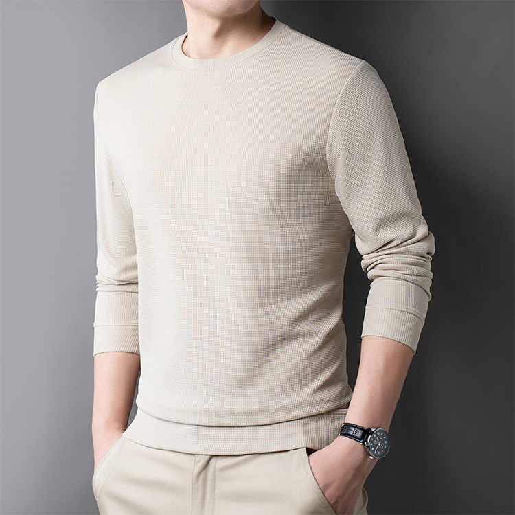 เสื้อปกคอกลมสีทึบที่ผู้ชายต้องมีสำหรับฤดูใบไม้ร่วง
