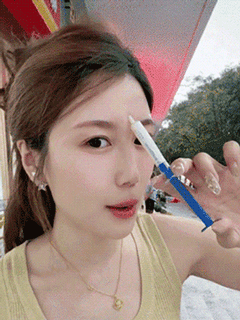 【皺紋一抹消】多肽針管填充膠原霜，皺紋消失了！高純度活性膠原蛋白專攻脂肪法令紋，深紋越頑固越見效，眼頸紋都管用，米粒量就起效，速沖！