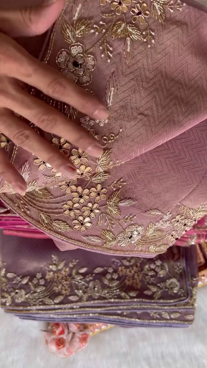 Elegant Zariwork Semi Crepe Saree – A Perfect Blend of Tradition and Modernity