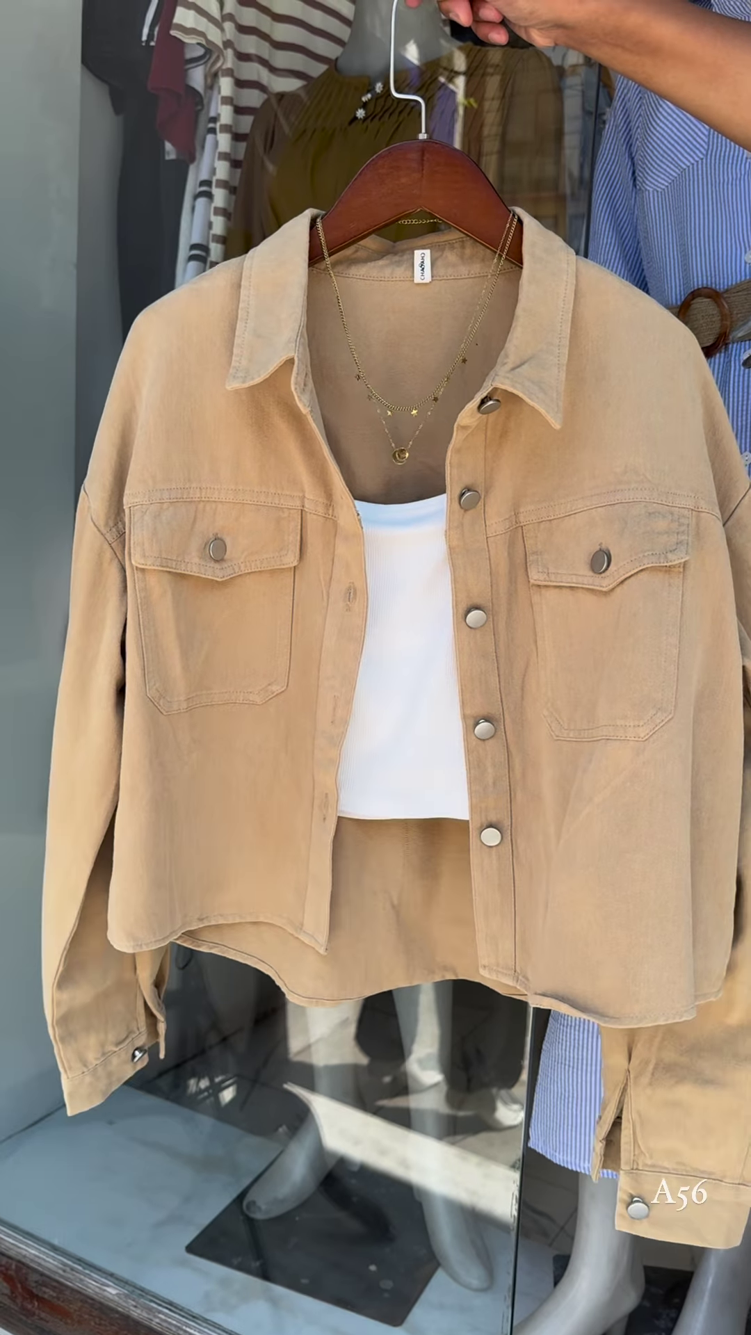 Trendy Cropped Denim Shirt – Casual Chic 💙