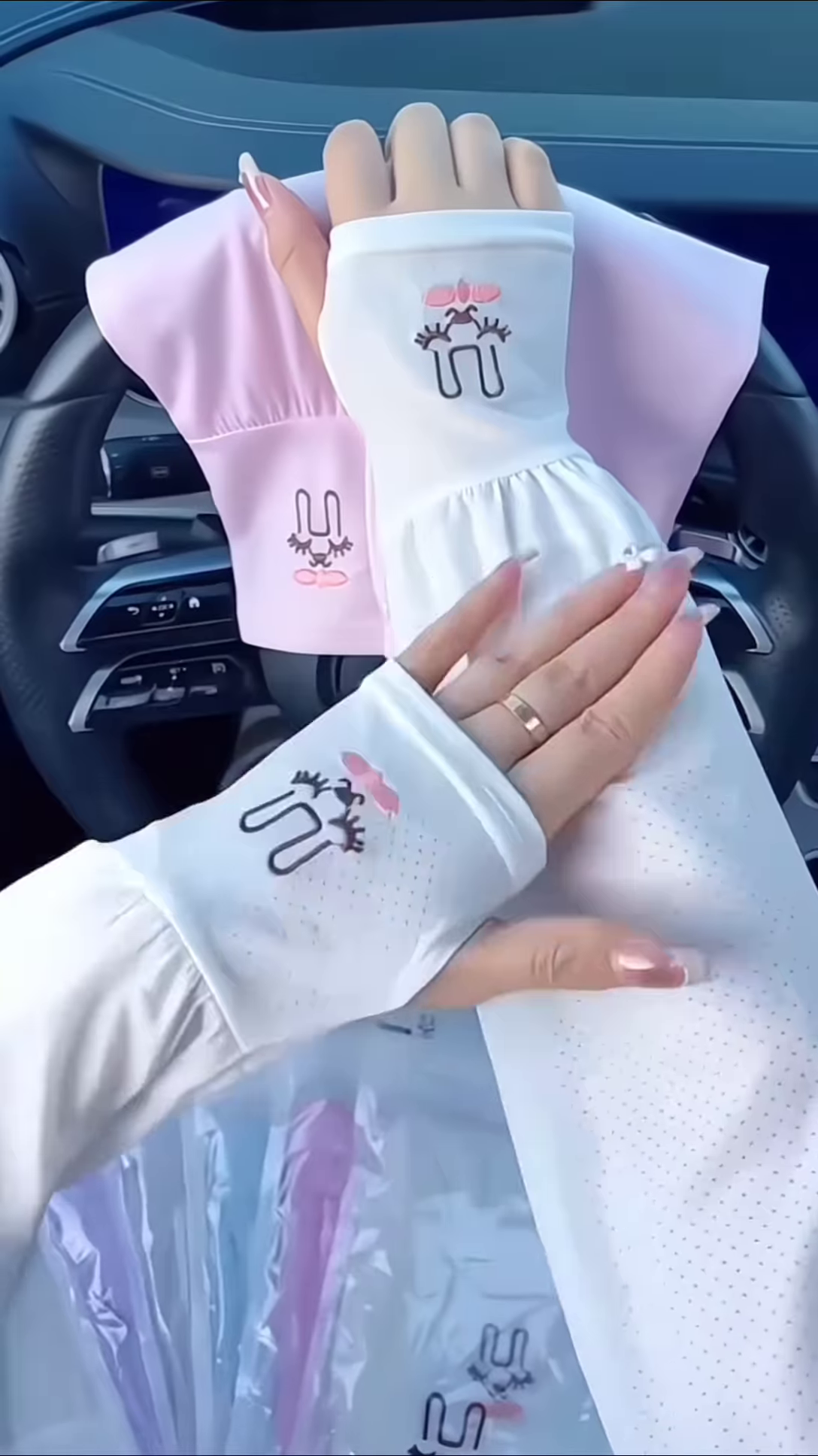 Cute & Comfy: Pastel Purple Arm Sleeves with Cartoon Charm 💜🐰✨