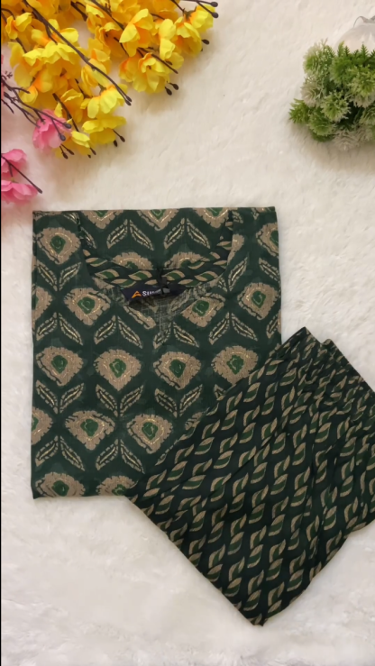 Intricate Gold Design: Unveiling the Details of a Luxurious Fabric