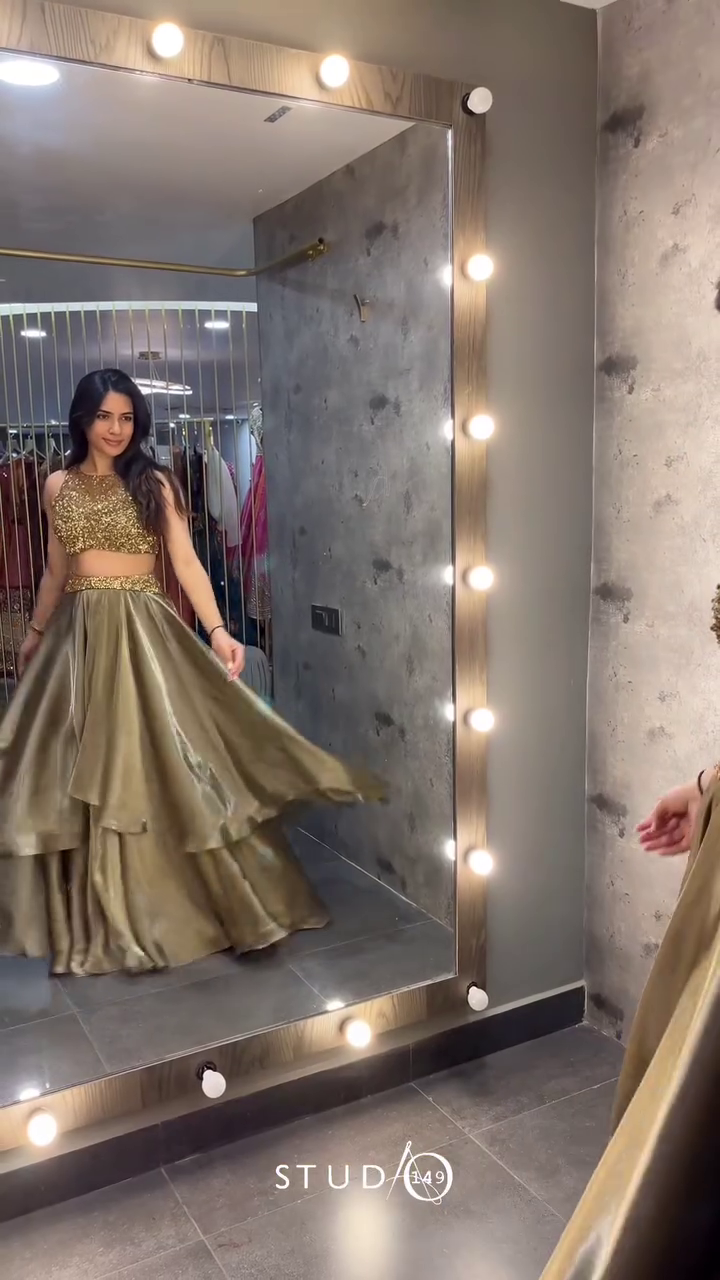 Designer Gold Crop Top and Skirt – A Radiant Ensemble for Glamorous Occasions