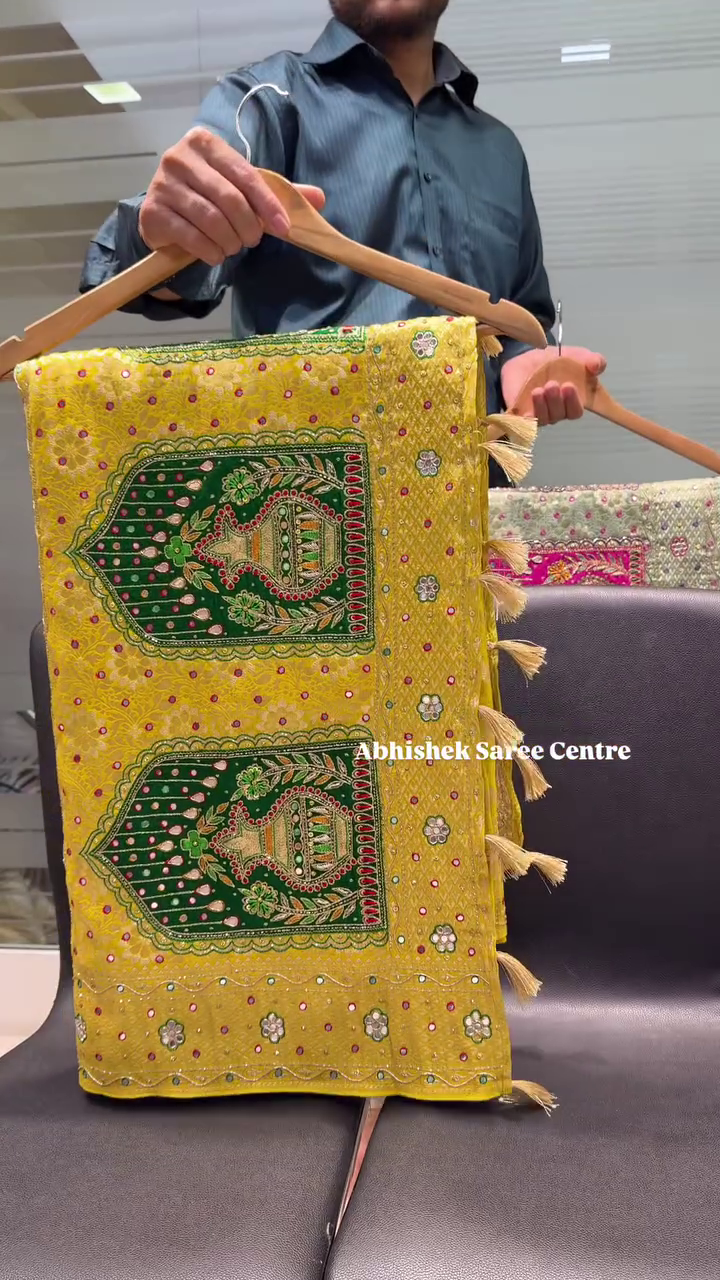 Rama Green Threadwork Soft Silk Saree – An Exquisite Blend of Elegance and Artistry