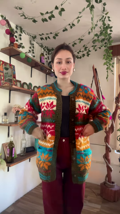 Cozy Hand-Knit Cardigan – A Touch of Timeless Elegance