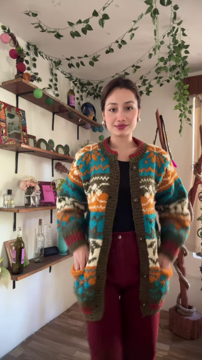 Cozy Hand-Knit Cardigan – A Touch of Timeless Elegance