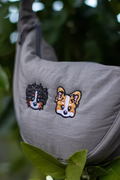 完全にカスタマイズされた刺繍の漫画ペットの肖像画クロスボディバッグ