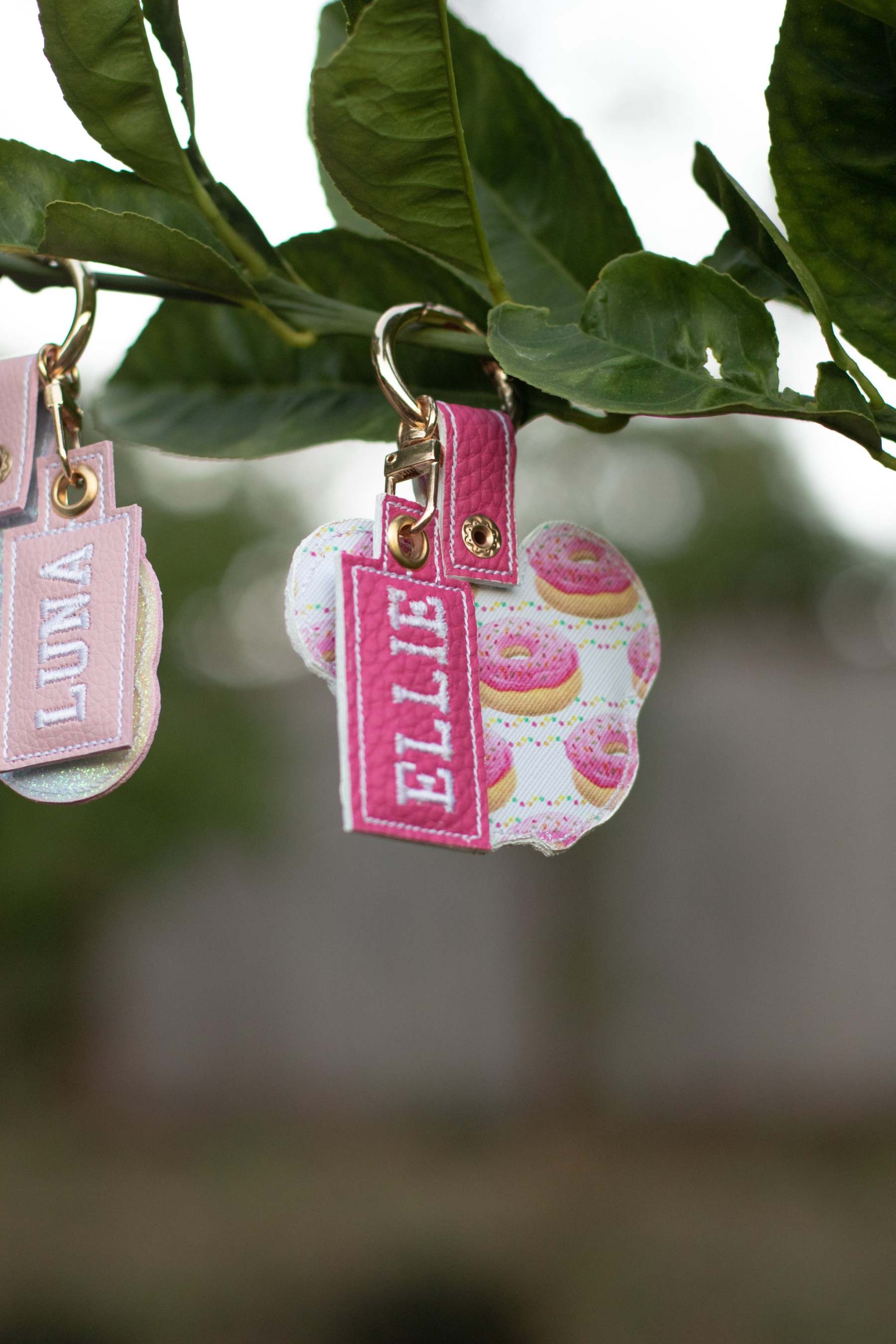 刺繡漫画ペットポートレート革キーホルダーをカスタマイズ-welikecustom-MJ