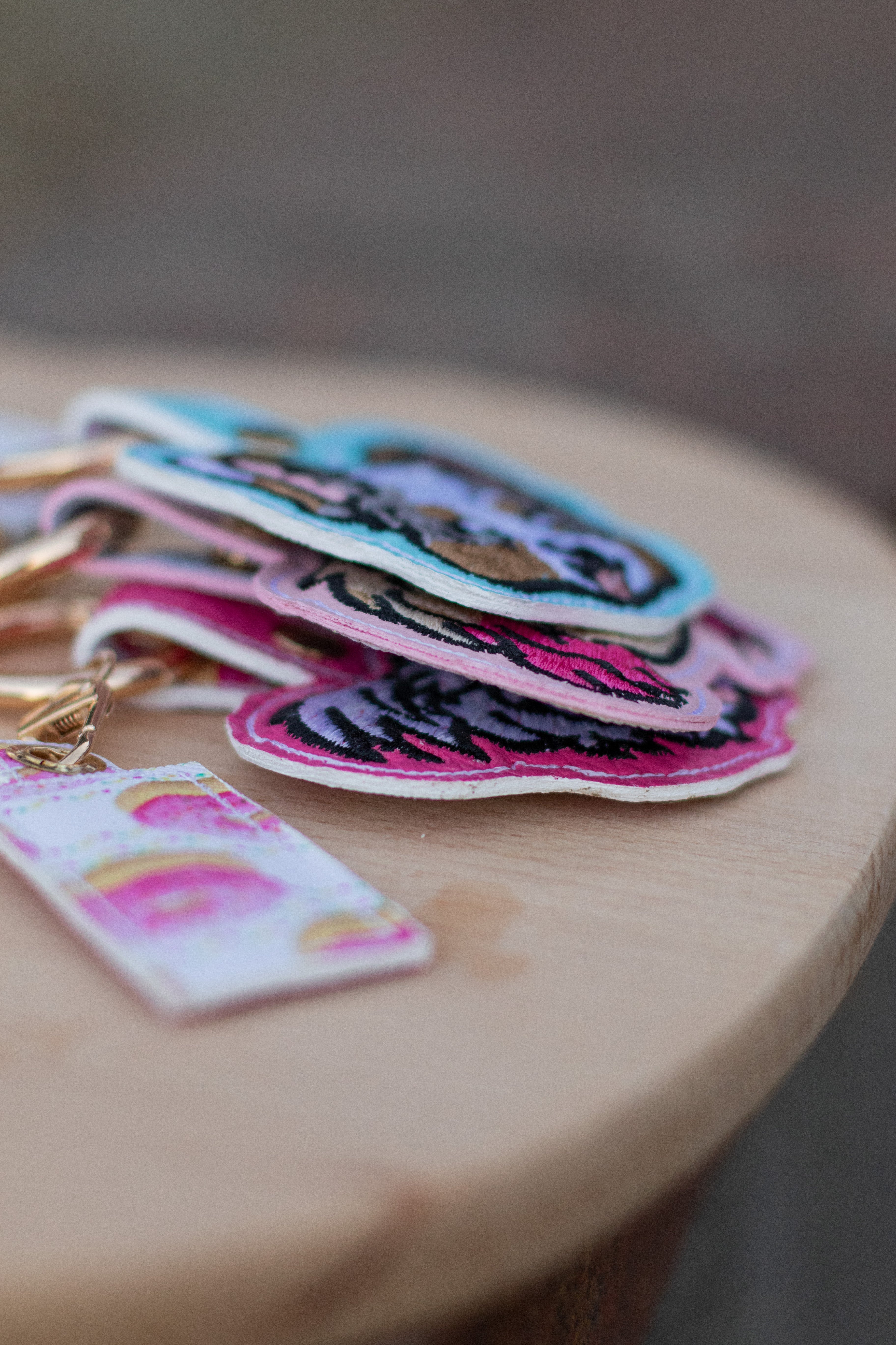 刺繡漫画ペットポートレート革キーホルダーをカスタマイズ-welikecustom-MJ