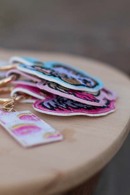 刺繡漫画ペットポートレート革キーホルダーをカスタマイズ-welikecustom-MJ