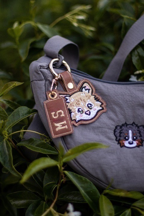 刺繡漫画ペットポートレート革キーホルダーをカスタマイズ-welikecustom-MJ