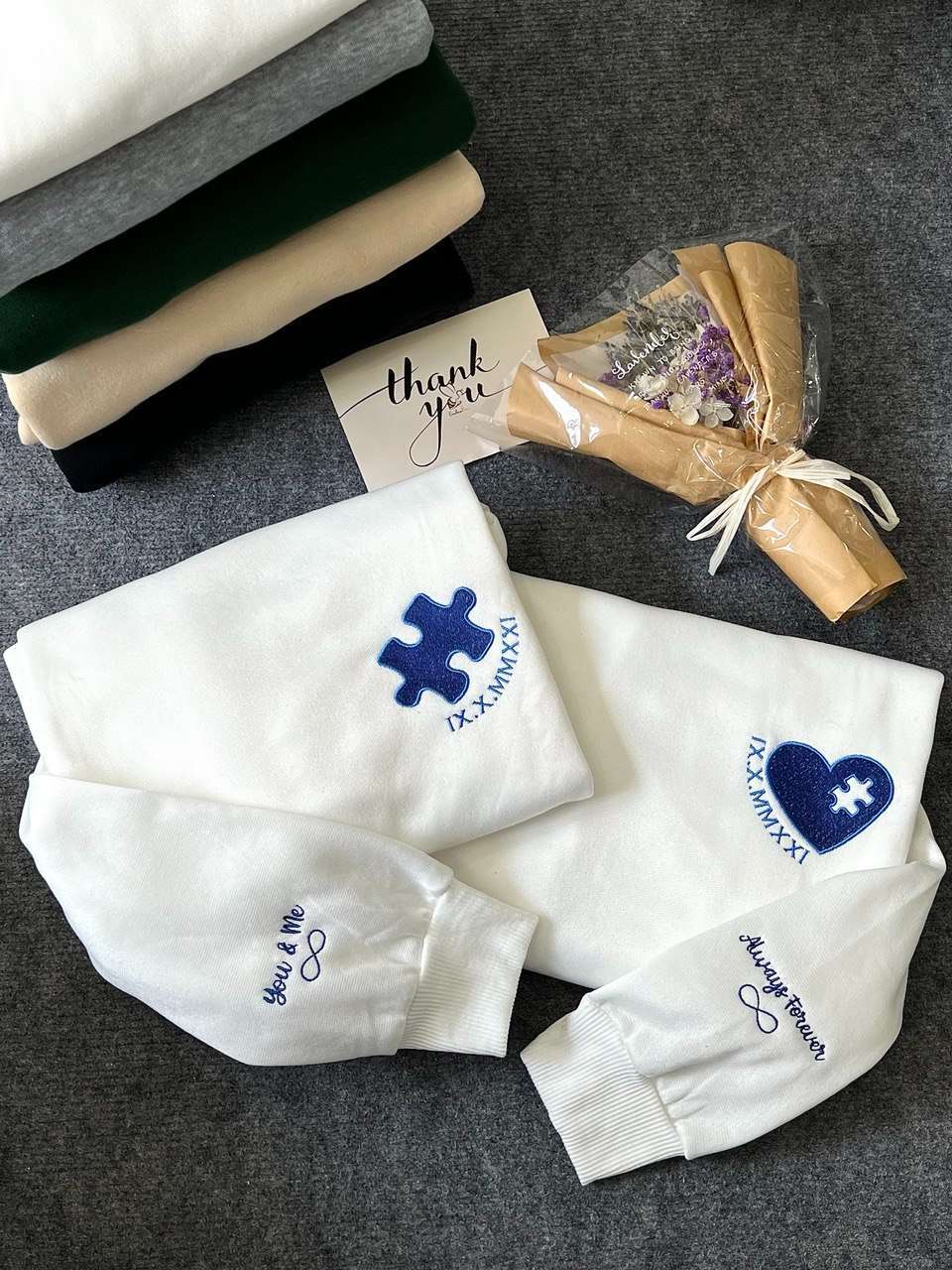 パーソナライズされたハートとパズル、ローマ数字の刺繍入りお揃いのカップルスウェットシャツ-welikecustom-MJ