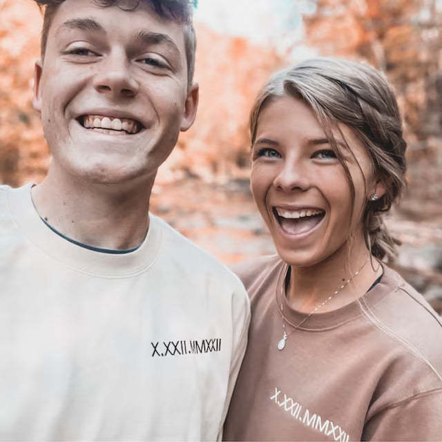 💖 恋人の誕生日にローマ数字の刺繍が入ったカスタマイズされたクルーネックシャツ-welikecustom-MJ