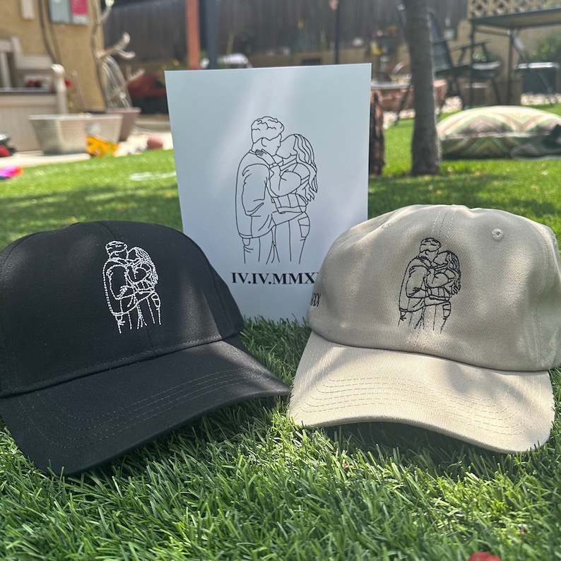 お父さんの帽子にローマ数字と日付が刺繍された線画の肖像画 | カップルの刺繍のお父さんの帽子-welikecustom-MJ