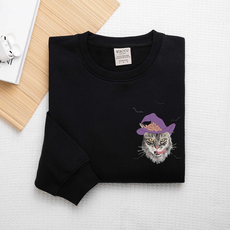 カスタマイズされたハロウィーンの魔女スタイルのペットのポートレート刺繍 T シャツ、スウェットシャツ、パーカー-welikecustom-MJ