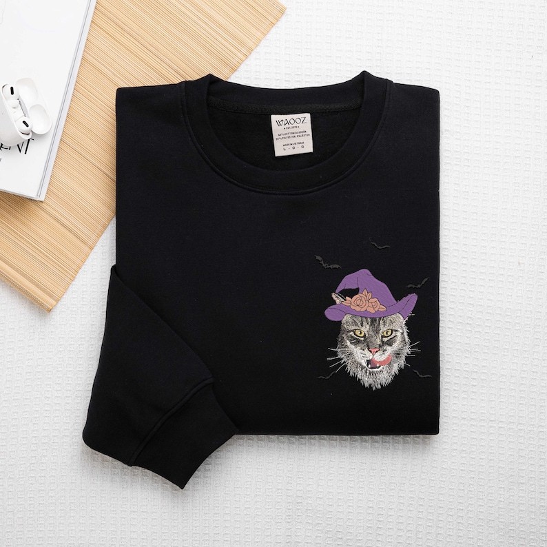 カスタマイズされたハロウィーンの魔女スタイルのペットのポートレート刺繍 T シャツ、スウェットシャツ、パーカー-welikecustom-MJ