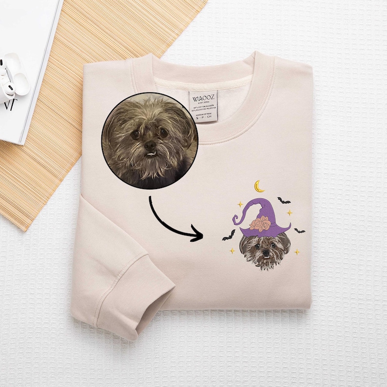 カスタマイズされたハロウィーンの魔女スタイルのペットのポートレート刺繍 T シャツ、スウェットシャツ、パーカー-welikecustom-MJ