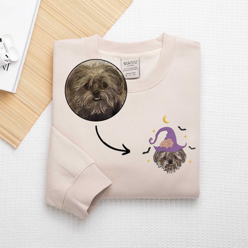 カスタマイズされたハロウィーンの魔女スタイルのペットのポートレート刺繍 T シャツ、スウェットシャツ、パーカー-welikecustom-MJ