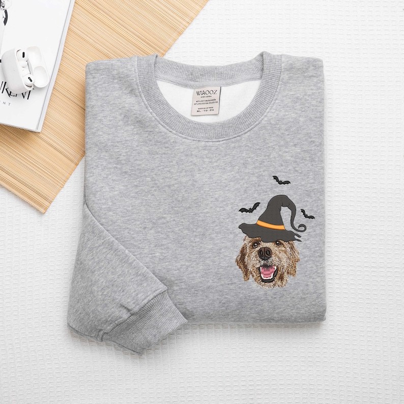 カスタマイズされたハロウィーンの魔女スタイルのペットのポートレート刺繍 T シャツ、スウェットシャツ、パーカー-welikecustom-MJ
