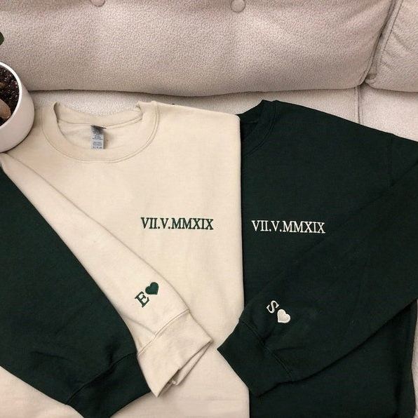 💖 恋人の誕生日にローマ数字の刺繍が入ったカスタマイズされたクルーネックシャツ-welikecustom-MJ