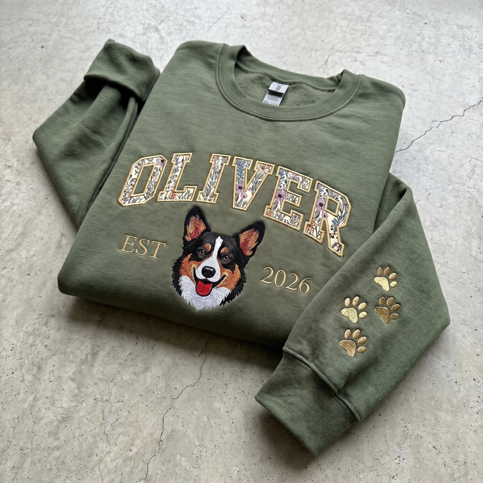 🔥Hot Sale🔥漫画風ペットの肖像画が入ったカスタム刺繍スウェットシャツ（花柄アップリケ刺繍入り）