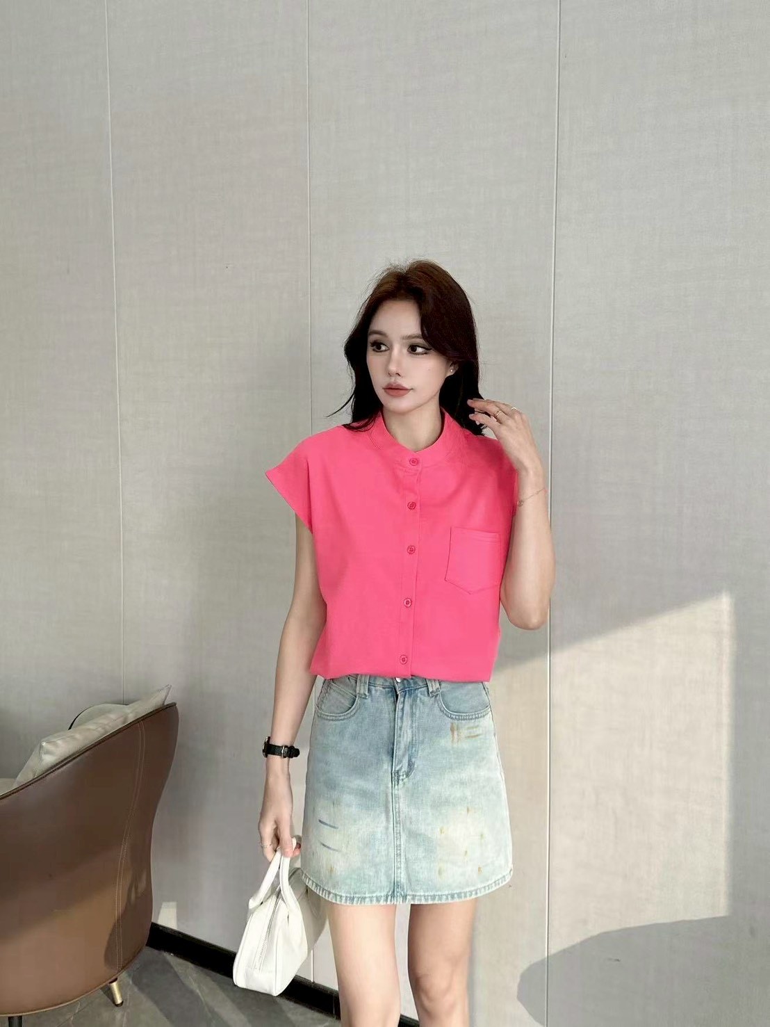 Small stand-up collar buttoned top
