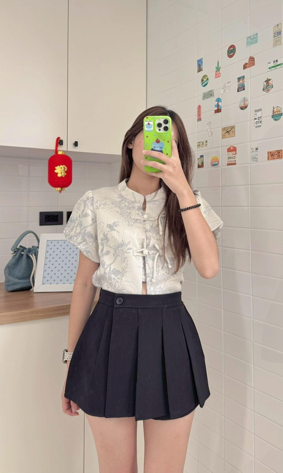 Black high-waisted pleated skirt-pants