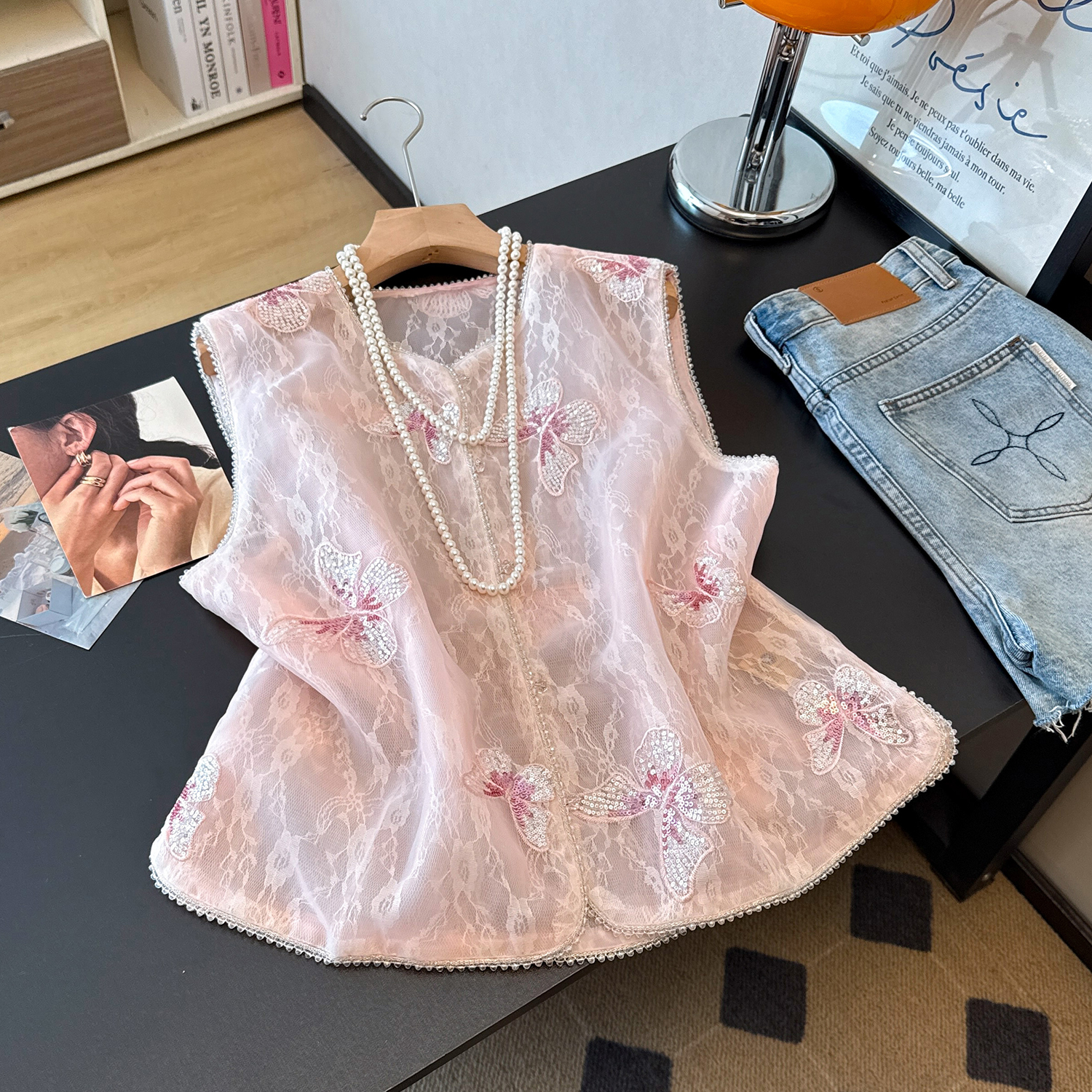 VELVÉ Butterfly Embroidered Sequin Mesh Vest 蝴蝶刺绣亮片网纱马甲3196 * 2 Colors