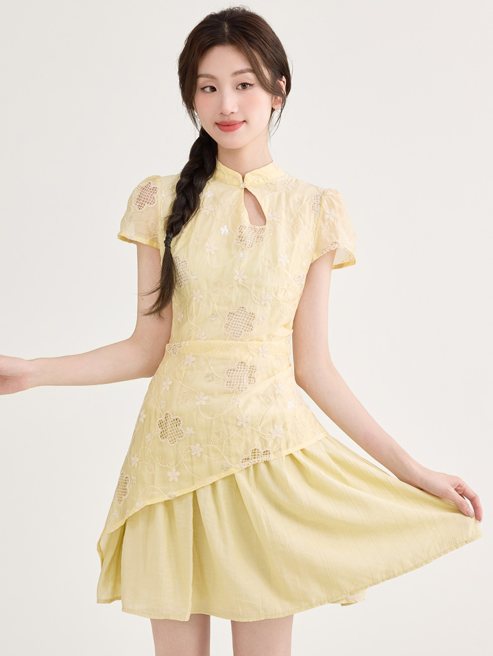 黄色新中式假两件连衣裙 Summer New Chinese Style Embroidered Fake Two-Piece Improved Cheongsam Dress for Women with Stand Collar and Button, Irregular Short Skirt for Petite Figures