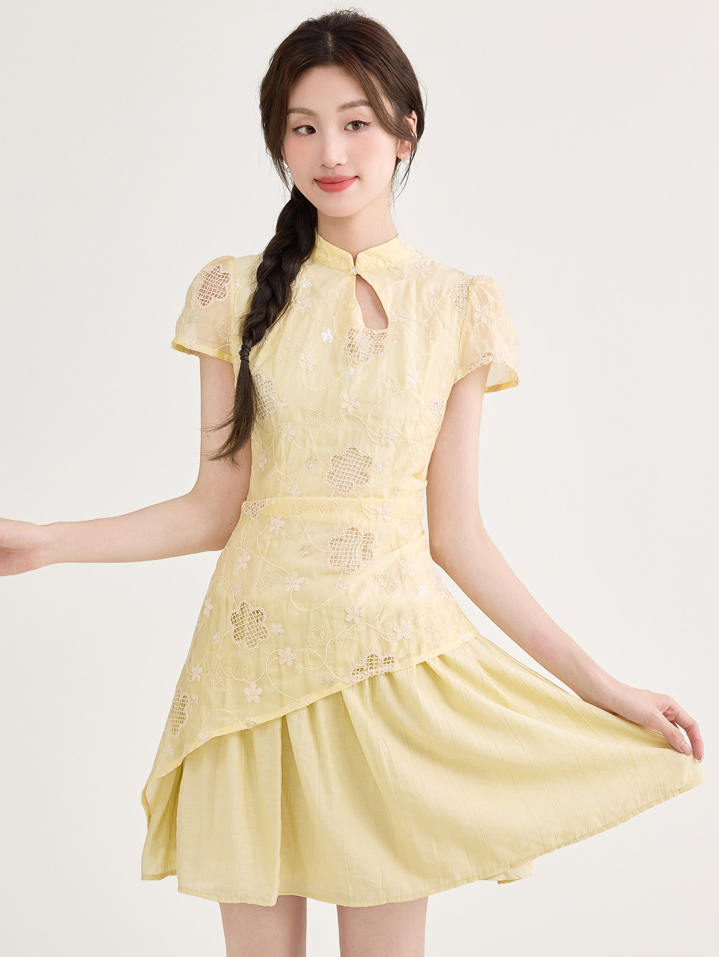 黄色新中式假两件连衣裙 Summer New Chinese Style Embroidered Fake Two-Piece Improved Cheongsam Dress for Women with Stand Collar and Button, Irregular Short Skirt for Petite Figures