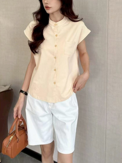 Small stand-up collar buttoned top